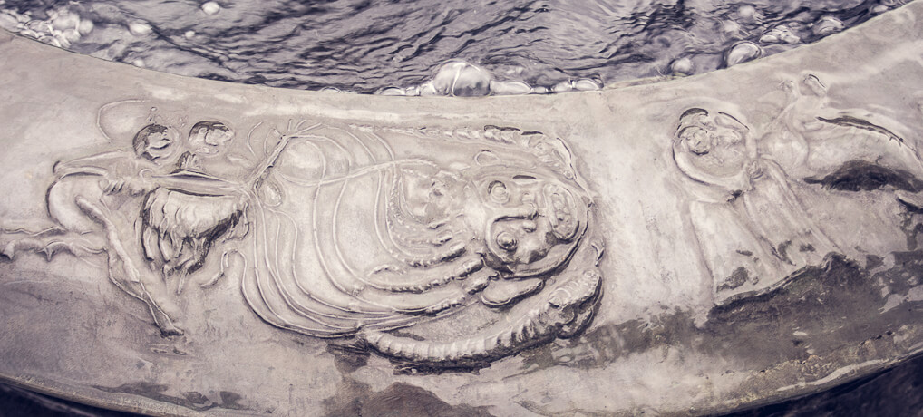 Bilder auf dem Rand des Hexenkessels erzählen die Geschichte von Katharina Güschen