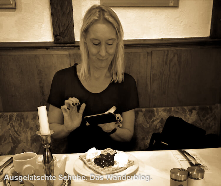 Wanderung an Schloss Burg: Kaffee und Waffel