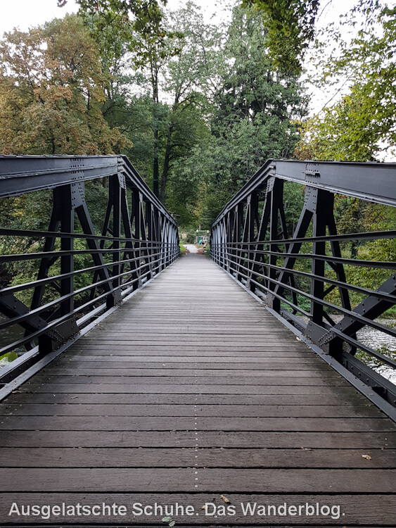 Solingen: Wanderweg über eine Brücke