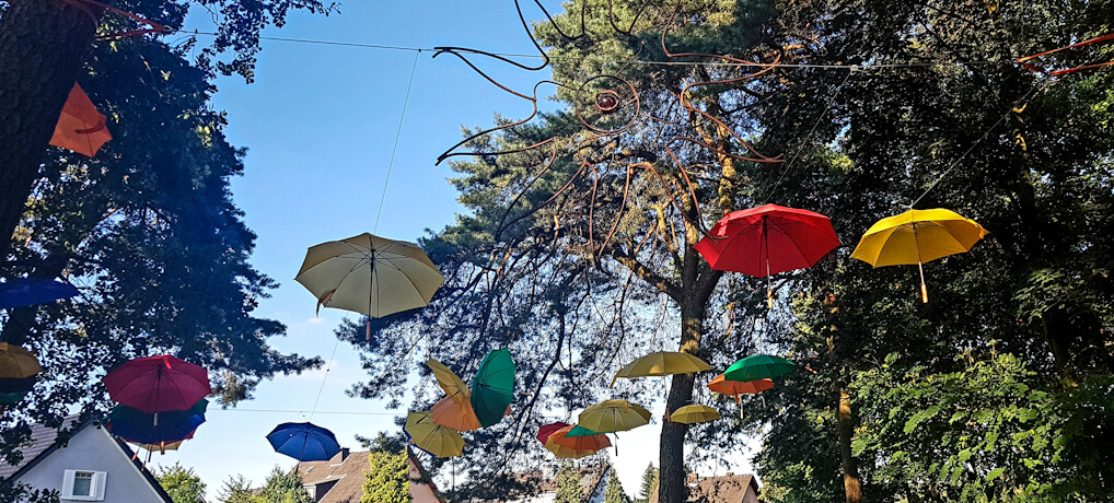 Kölnpfad: Bunte Regenschirme am Wanderweg