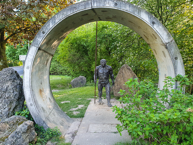 Skulptur "Neandertaler im Kreis" an der Entdeckerschleife