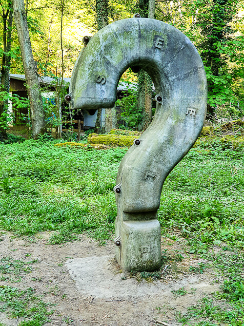 Fragezeichen am Wegesrand im Skulpturenpark Neandertal