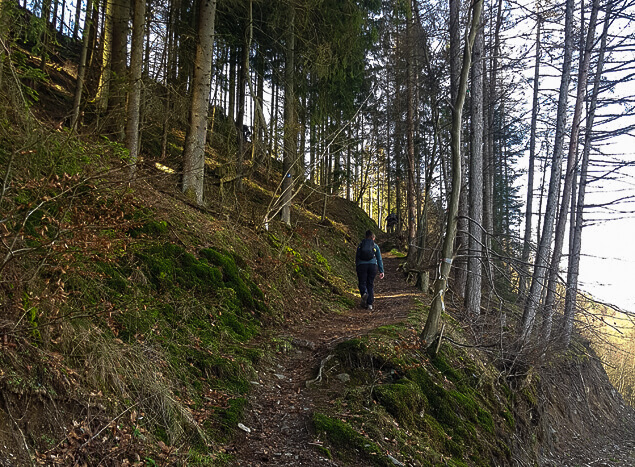 Abstand halten auf dem Wanderweg