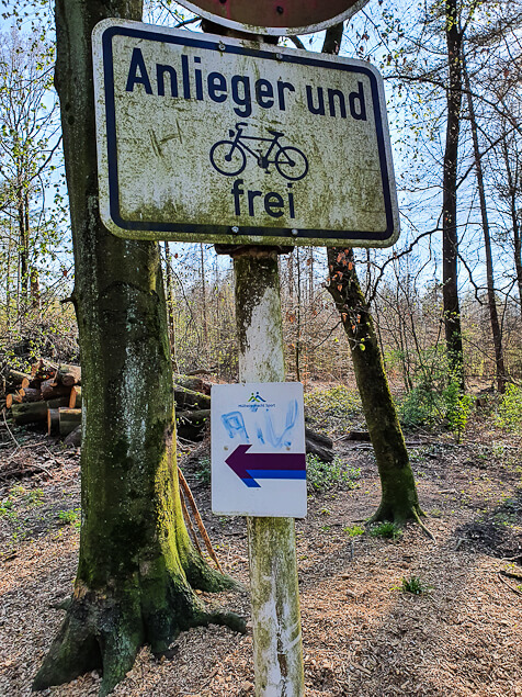 Wegmarkierung links abbiegen