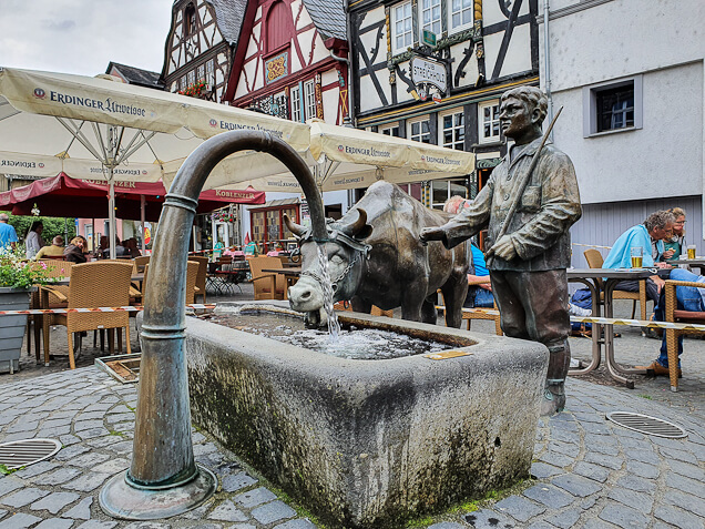 Brunnen mit Statuen am RheinBurgenWeg