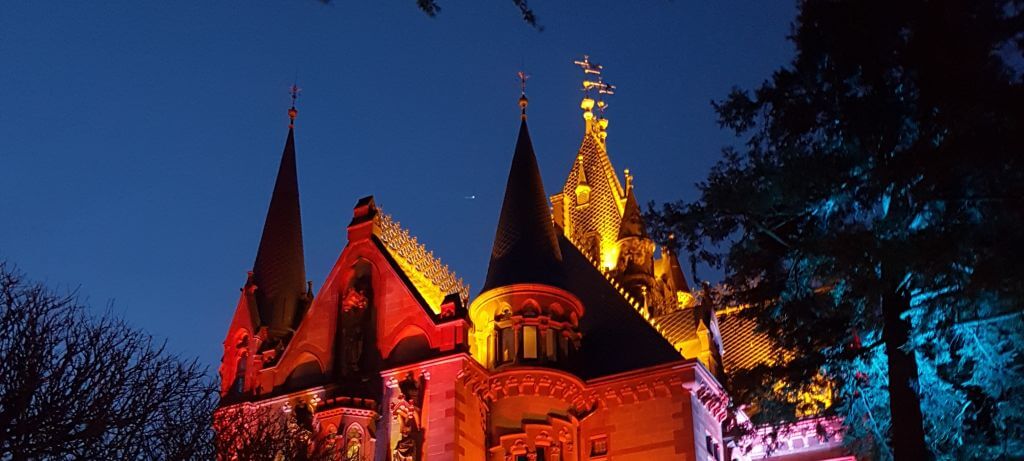 Schloss Drachenburg: Wandern an Weihnachten auf dem Bergischen Weg