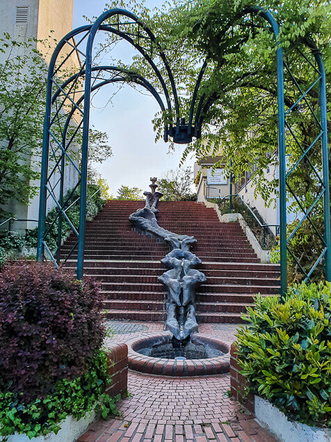 Brunnen mit Skulptur am Neanderlandsteig in Mettmann