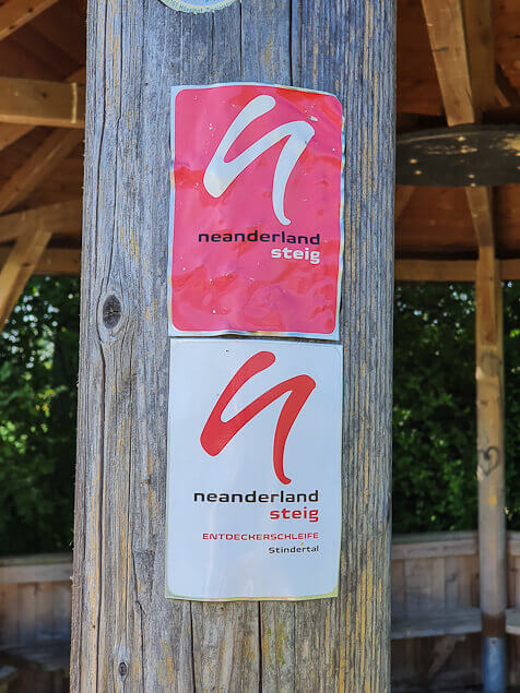 Wegzeichen des Neanderlandsteigs und der Entdeckerschleife