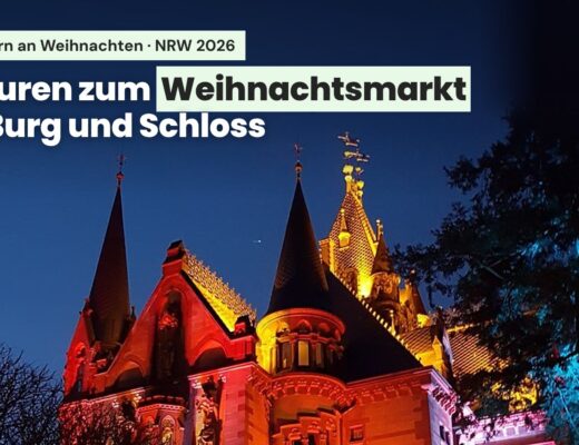 Abends bunt beleuchtetes Schloss Drachenburg im Siebengebirge mit dem Text „7 Touren zum Weihnachtsmarkt an Burg und Schloss” - Wandern an Weihnachten in NRW