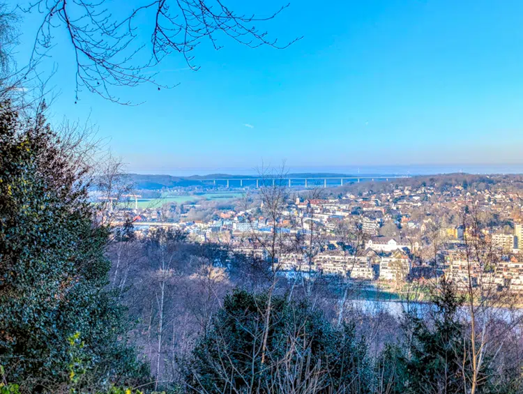 Kettwiger Panoramasteig Süd: Weitblick über Kettwig und das angrenzende Mülheim an der Ruhr
