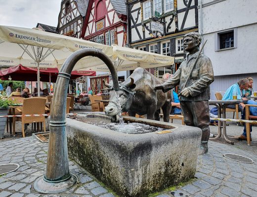 Brunnen mit Statue in Rhens am RheinBurgenWeg Etappe 7