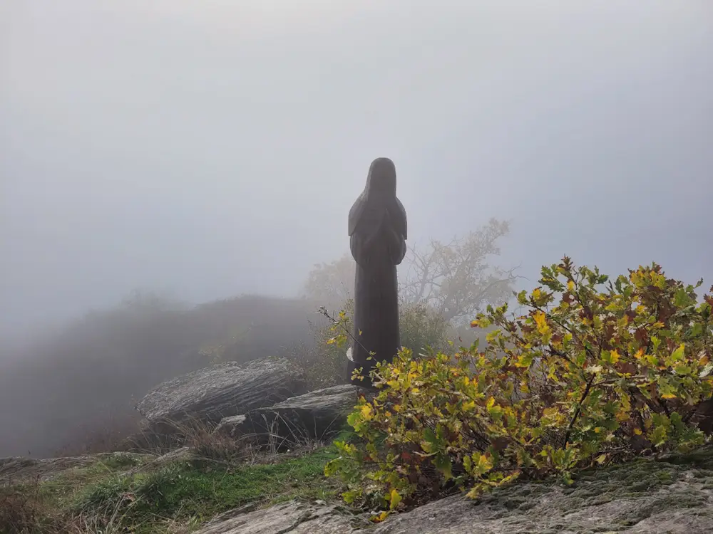 Rheinburgenweg schönste Etappe: Die Statue "Betende Nonne"