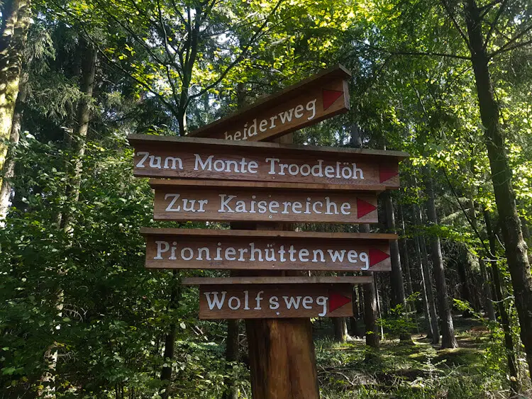 Wegweiser am Fernwanderweg Der Bergische Weg