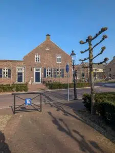 Dorf Beesel in Limburg mit Cafés nahe Wanderroute Maas