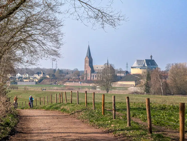 Wandern an der Maas in den Niederlanden bei Beesel