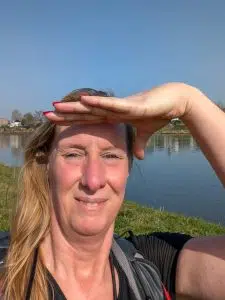 Wanderer auf dem Weg entlang der Maas in den Niederlanden