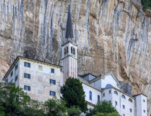 Wallfahrtskirche Madonna della Corona in der Felswand des Monte Baldo, Kirchturm und weiße Gebäude im Fels, Venetien