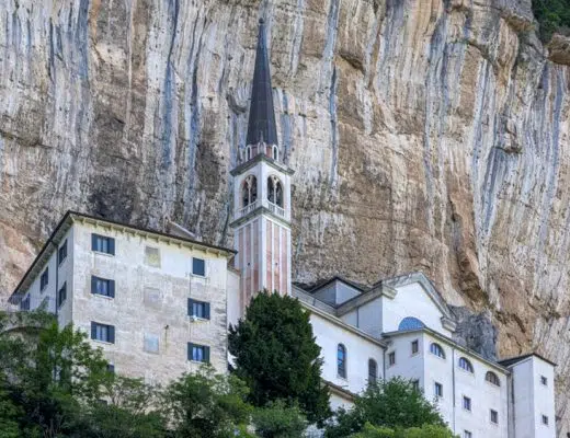 Wallfahrtskirche Madonna della Corona in der Felswand des Monte Baldo, Kirchturm und weiße Gebäude im Fels, Venetien