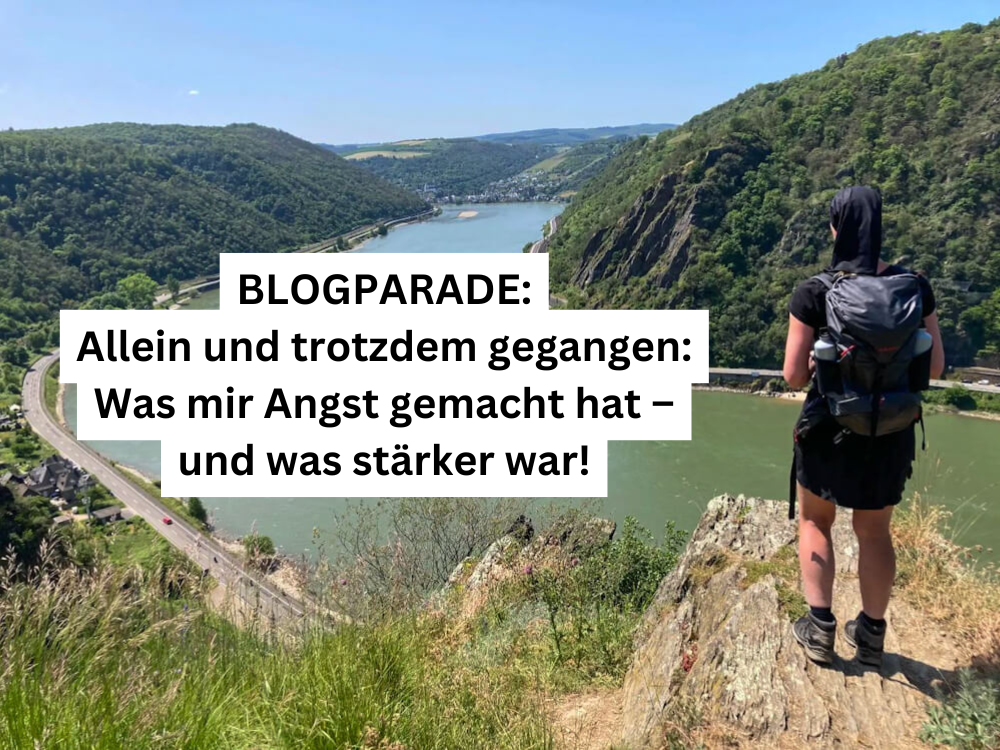Frau mit Rucksack steht allein auf einem Felsen mit Blick auf den Rhein – Blogparade: Allein und trotzdem gegangen