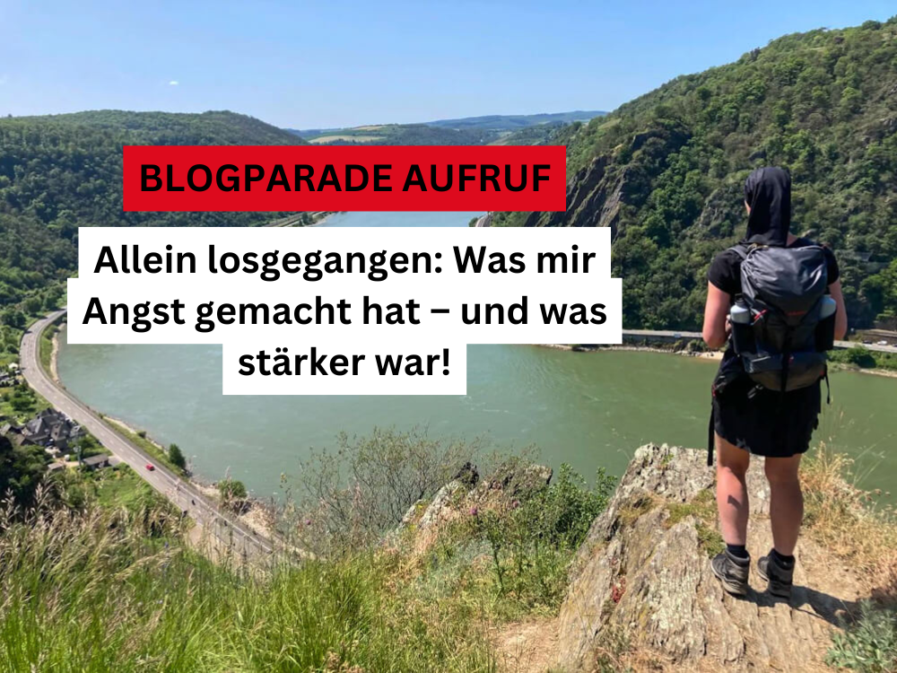 Frau mit Rucksack steht allein auf einem Felsen mit Blick auf den Rhein – Blogparade: Allein losgegangen