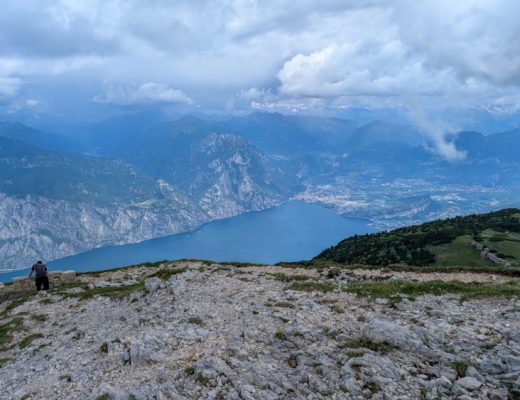 Blick vom Gipfelplateau des Monte Altissimo di Nago auf den nördlichen Gardasee mit Torbole und Riva del Garda, Monte Altissimo wandern