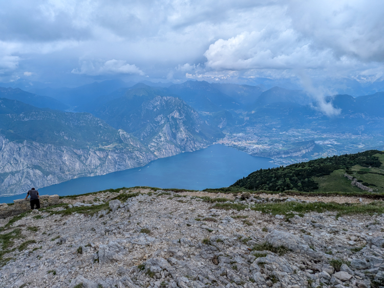 Blick vom Gipfelplateau des Monte Altissimo di Nago auf den nördlichen Gardasee mit Torbole und Riva del Garda, Monte Altissimo wandern