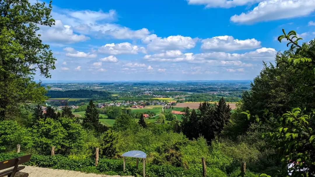 Weiter Blick vom Hermannsweg über Felder und Dörfer bei Bielefeld, im Vordergrund eine Panoramatafel