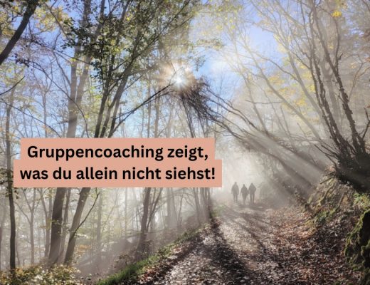 Nebliger Wanderweg im Wald, durch den langsam die Sonne bricht, mit einer Wandergruppe auf dem Weg - Symbolbild für Einzelcoaching oder Gruppencoaching
