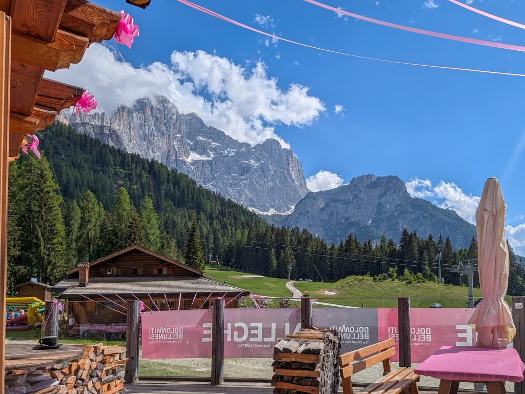 Zieleinlauf der Giro-d'Italia-Königsetappe 2026 auf den Piani di Pezzè hoch über Alleghe in den Dolomiten