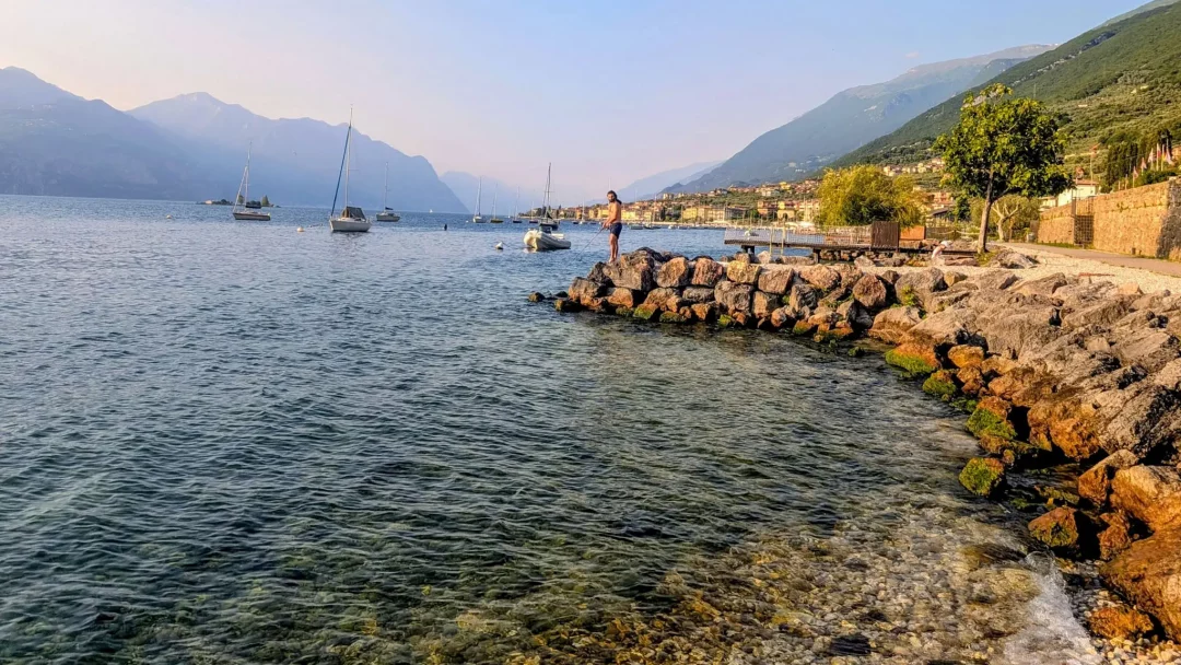 Blick vom Ufer über den Gardasee auf das Monte-Baldo-Massiv