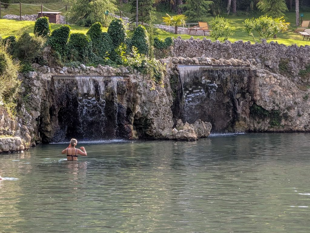 Naturbecken mit Thermalwasser im Parco Termale del Garda in Colà di Lazise