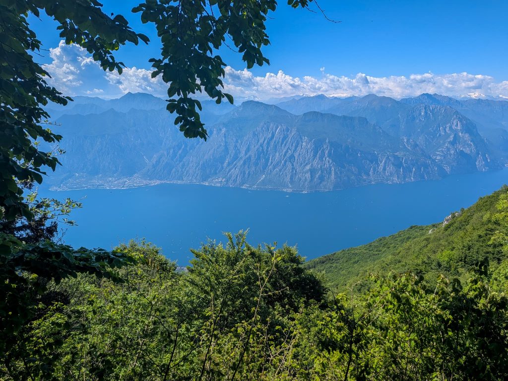 Rifugio Bocca di Navene auf 1.424 Metern an der Monte-Baldo-Höhenstraße mit Blick zum Gardasee