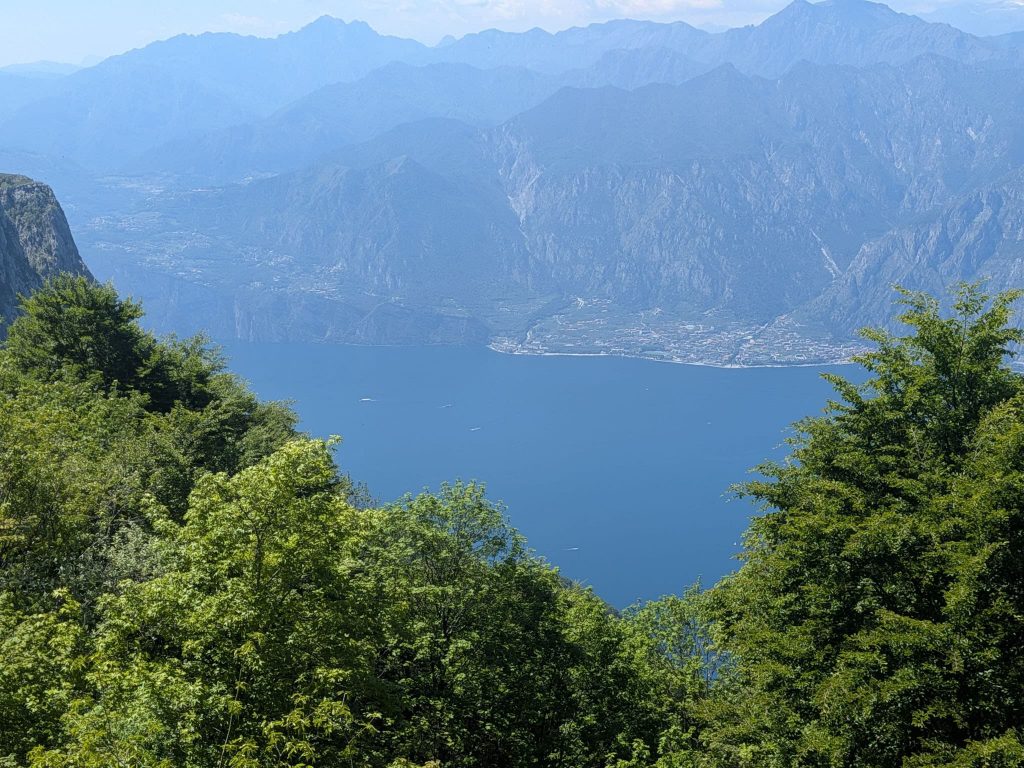 Aussichtspunkt am Sentiero del Ventrar mit Blick auf Gardasee und Monte-Baldo-Massiv