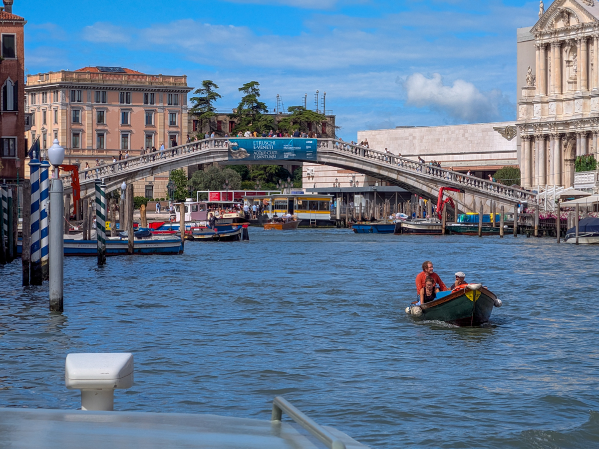 Ponte degli Scalzi über den Canal Grande nahe dem Bahnhof Venedig Santa Lucia