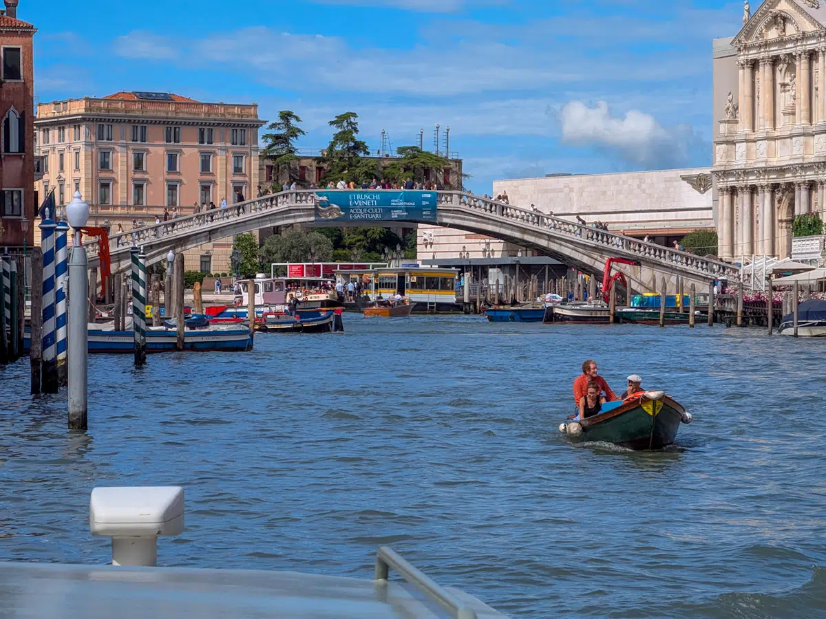 Ponte degli Scalzi über den Canal Grande nahe dem Bahnhof Venedig Santa Lucia