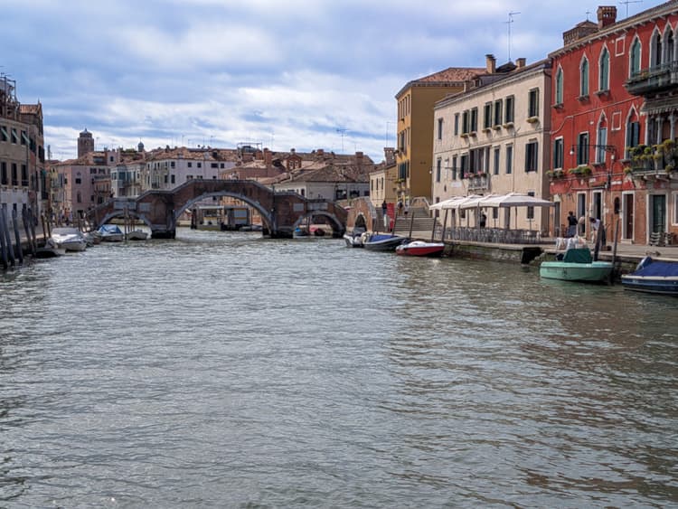 Ponte dei Tre Archi über den Canale di Cannaregio im ruhigen Stadtteil Cannaregio in Venedig