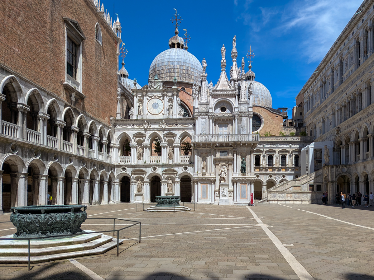 Prunkvoller Innenhof des Dogenpalasts in Venedig