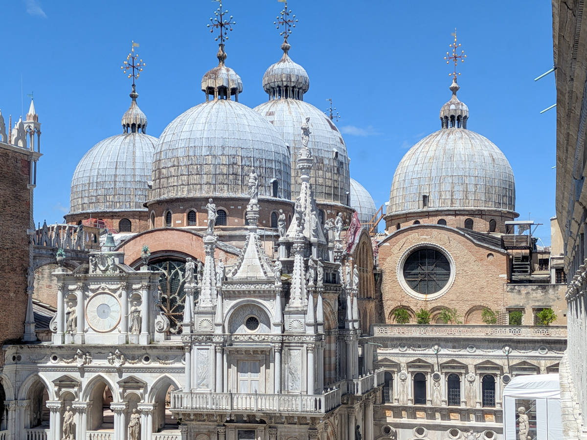 Die Kuppeln des Markusdoms (Basilica di San Marco) in Venedig