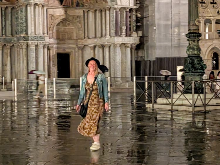 Sabine Schönberg tanzt im Regen auf dem nassen, fast menschenleeren Markusplatz vor dem Markusdom in Venedig