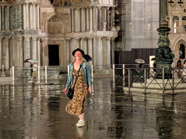 Sabine Schönberg tanzt im Regen auf dem nassen, fast menschenleeren Markusplatz vor dem Markusdom in Venedig