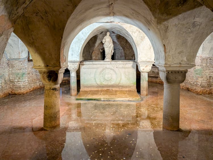 Geflutete Krypta der Chiesa di San Zaccaria in Venedig mit Wasser auf dem Boden und Spiegelungen