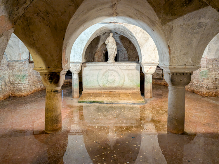 Geflutete Krypta der Chiesa di San Zaccaria in Venedig mit Wasser auf dem Boden und Spiegelungen