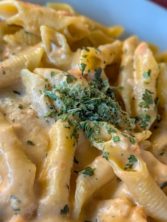 Cremige Pasta mit Kräutern auf einem Teller in einer venezianischen Trattoria