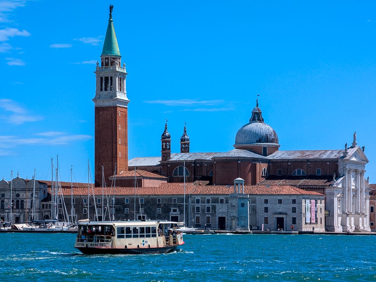 ACTV-Vaporetto (Wasserbus) vor der Insel San Giorgio Maggiore in Venedig