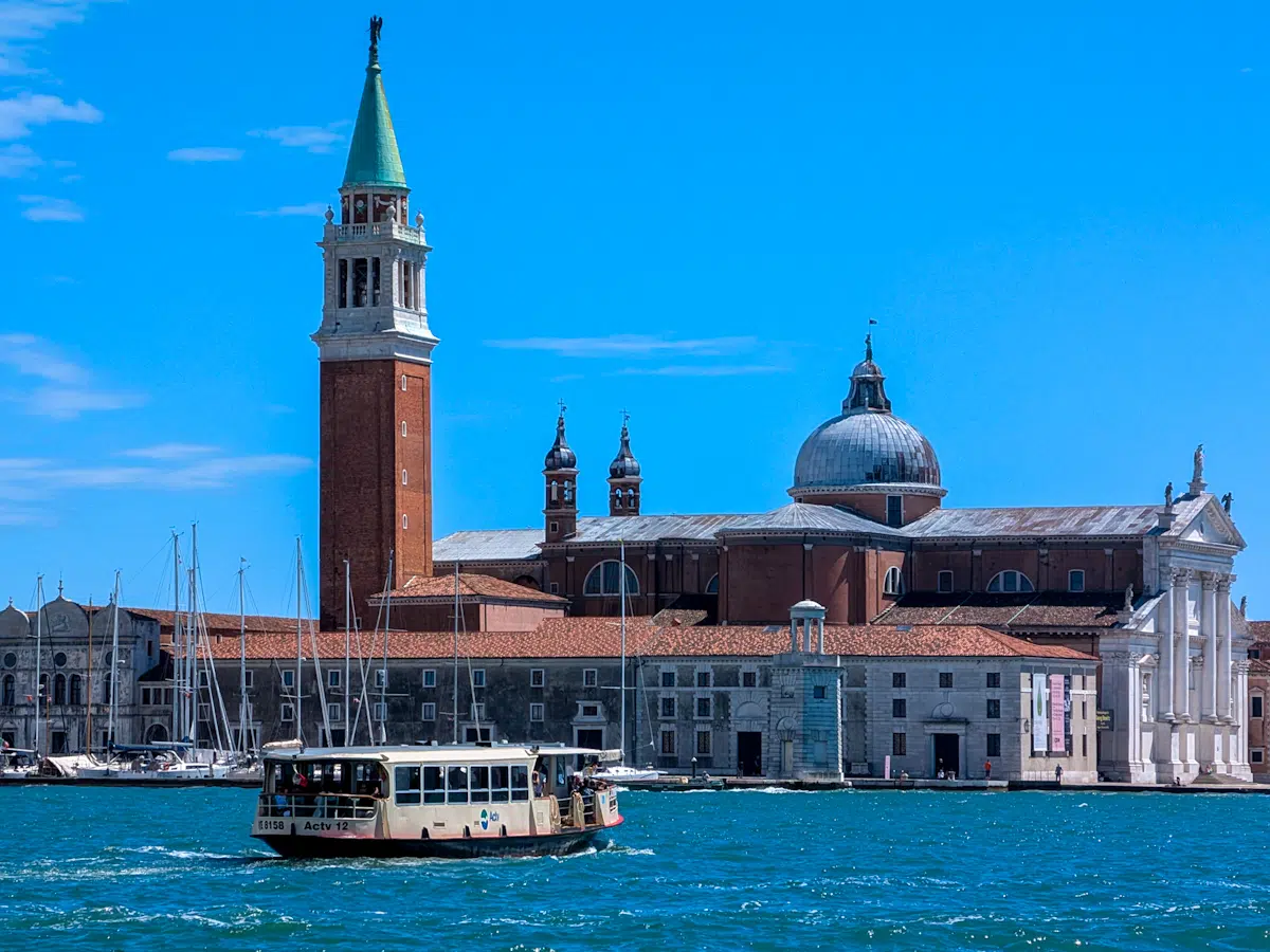 ACTV-Vaporetto (Wasserbus) vor der Insel San Giorgio Maggiore in Venedig