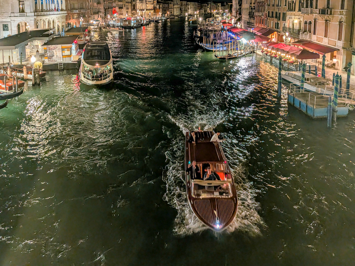 Wassertaxi bei Nacht auf dem beleuchteten Canal Grande in Venedig