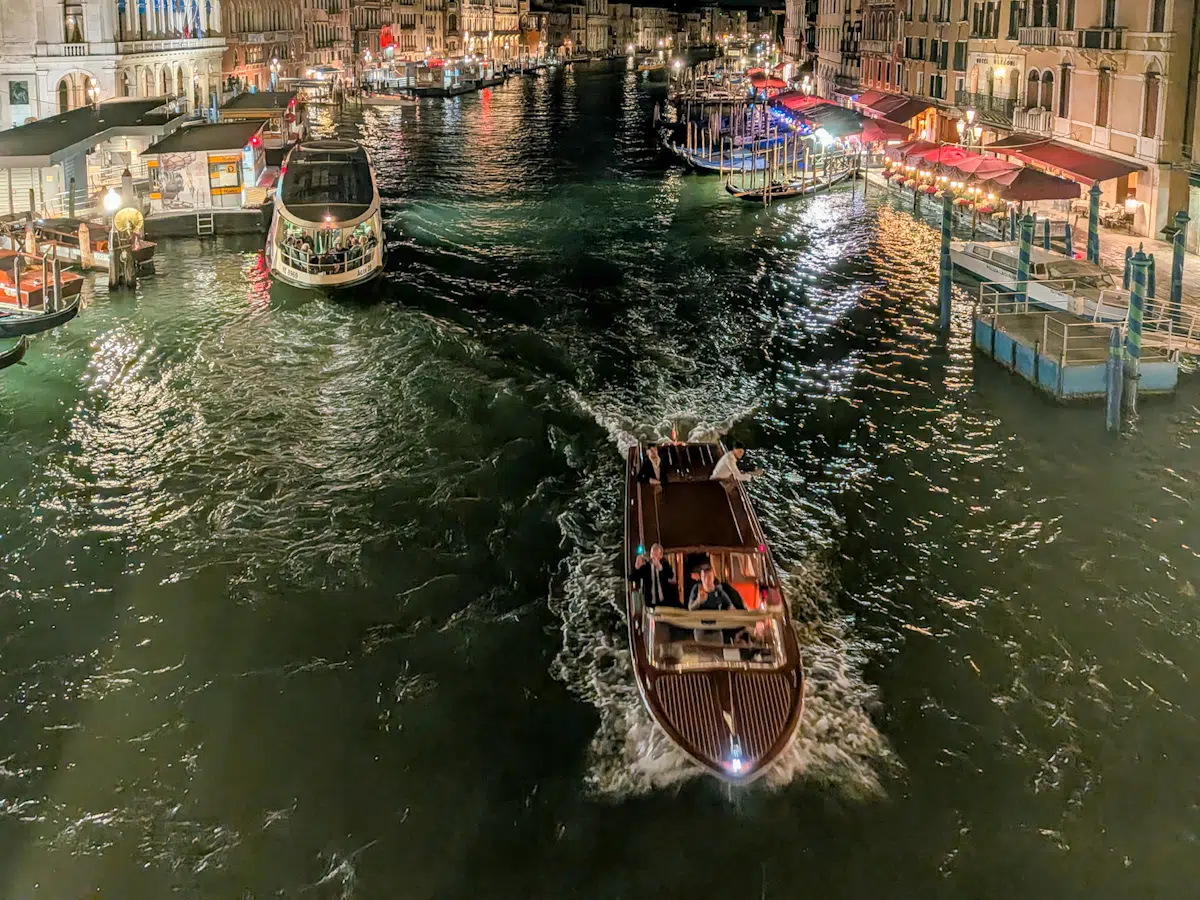 Wassertaxi bei Nacht auf dem beleuchteten Canal Grande in Venedig