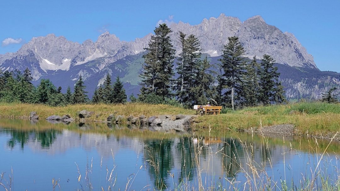 Der Wilde Kaiser spiegelt sich im Speicherteich am Koasa Trail