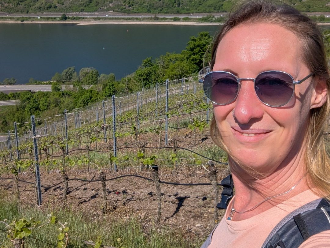 Bina am Rhein mit Weinberg im Hintergrund – Monatsrückblick August 2026