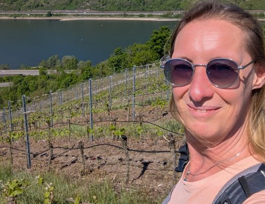 Bina am Rhein mit Weinberg im Hintergrund – Monatsrückblick August 2026